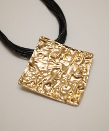 Minimalist Statement Collar 34