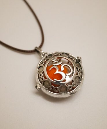 Minimalist Statement Collar 26